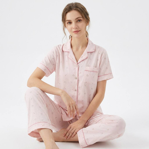 Conjunto de Pijama de Satén de Poliéster Transpirable para Mujer, Manga Corta, Cuello con Botones, Pantalones Largos, Color Rojo Sólido - Product Image 1