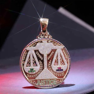Colgante Balanza de la Justicia de Plata 925 con Oro Laminado, Moissanita de Corte Brillante Redondo, Microincrustaciones, Dijes de Lujo para Uso Diario - Product Image 1