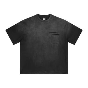 เสื้อยืดแขนสั้นสีดำสำหรับผู้ชาย คอกลม สีพื้น ผ้าฝ้ายเจอร์ซีย์ มีกระเป๋าหน้า ทรงลำลอง - Product Image 1