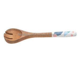 Cuchara de cocina de madera hecha a mano hecha de madera maciza natural Utensilio de cocina duradero Ideal para revolver servir y cocinar - Product Image 1