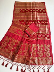 Pallu de créateur riche et élégant, à bordure traditionnelle, avec finition luxueuse, teint à la main, couleur unie, en soie satinée. - Product Image 5