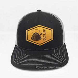 Gorra Trucker de 5 Paneles con Logotipo Grabado Personalizado en Parche de Cuero, Gorras Deportivas con Malla Trasera, Venta al por Mayor, OEM, Alta Calidad, Fábrica de Gorras en Vietnam - Product Image 2