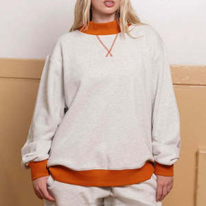 Sudadera de cuello redondo gris claro con texto pequeño en negro en el pecho, mangas largas y ribete a rayas en contraste, ropa de marca privada. - Product Image 3