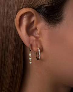 Boucles d'oreilles créoles Huggie en or massif 14 carats avec diamants ronds de laboratoire, bijoux minimalistes de fiançailles, cadeau pour les amoureux - Product Image 2