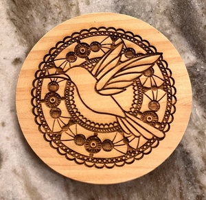 Posavasos de Madera Maciza Grabado con Láser Hummingbird, Hecho a Mano, Resistente al Calor, Protector de Mesa, Soporte para Tazas de Café y Té, Decoración para el Hogar - Product Image 3
