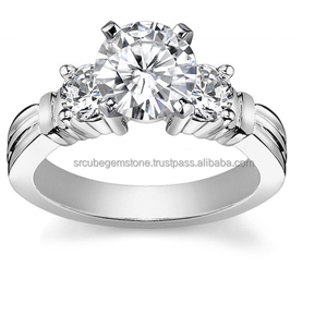 Anillo de compromiso de 3 piedras chapado en oro para mujer, nueva colección, Moissanite brillante redondo, proveedor indio para regalos de boda - Product Image 3