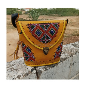 Bolso bandolera de cuero con cuentas bohemio de diseñador para mujer, patrón personalizado para compras nocturnas y fiestas, hecho a mano en la India - Product Image 6