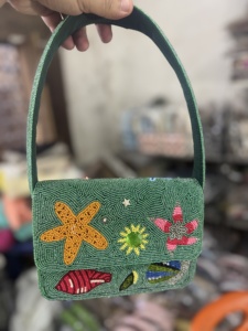 Bolso de noche floral blanco hecho a mano con cuentas, cierre de solapa y correa para el hombro, elegante bolso de mano para fiestas de Guru Kirpa Export House - Product Image 6