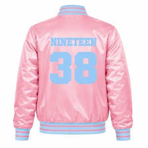 แจ็คแอนด์จิล ออฟ อเมริกา เสื้อแจ็คเก็ตวาร์ซิตี้สีชมพูสำหรับผู้หญิง ผ้าซาติน ติดกระดุมแป๊ก ปักลายตัวอักษรกรีก คอปกและปลายแขนเสื้อถักลายทาง - Product Image 4