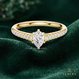 Bague de fiançailles de luxe pour femme en or, style cathédrale à trois griffes, avec diamant de laboratoire brillant en forme de poire, bijoux fins - Product Image 2