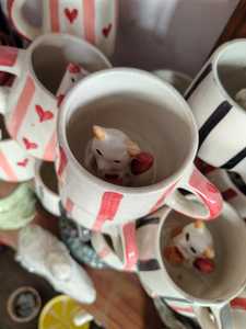 แก้วกาแฟเซรามิกสโตนแวร์แบบกำหนดเอง 12 ออนซ์ พร้อมหูจับ สไตล์มินิมอล สีดำด้าน สีขาวเงา ของขวัญทางธุรกิจ พิมพ์โลโก้ได้ - Product Image 4