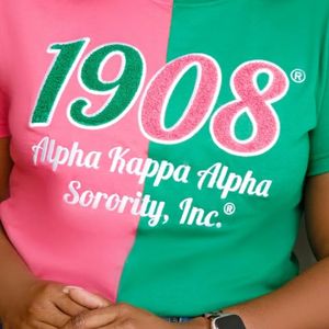 Camiseta de Chenille de la Hermandad Half Half Founding Year, Prenda Griega de Algodón Premium con Logotipo Bordado, Ajuste Elegante y Cómodo, Talla Real - Product Image 5