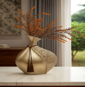 Vase sphérique en fil d'or délicat, orné d'un complexe treillis creux et de tiges assorties. Disponible à prix de gros. - Product Image 2