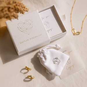 Coffret cadeau de bijoux Caitlyn Minimalist White Square en argent plaqué or avec logo cœur gravé et pochette en velours - Product Image 1