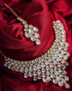 Ensemble de bijoux Kundan blancs de luxe plaqués or, collier choker goutte d'eau avec boucles d'oreilles et Maang Tikka traditionnels pour mariage, pour femmes - Product Image 2