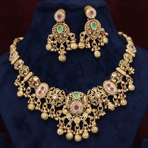 Parure de collier ras-du-cou tendance en chaîne torsadée plaqué or antique indien avec boucles d'oreilles assorties ornées de pierres rubis et émeraudes - Product Image 4