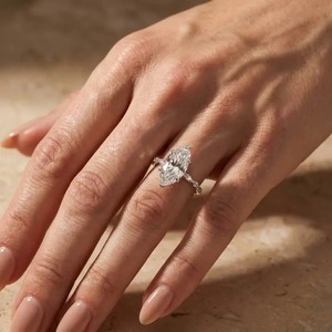 Bague de fiançailles en argent sterling 925 avec pierre latérale en moissanite taille marquise, plaquée or blanc, clarté VVS, pour femme. - Product Image 1