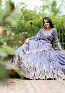 LAHENGA CHOLI DUPATTA DE SEDA CHINON CON TRABAJO DE BORDADO CON HILOS - Product Image 4