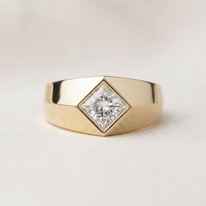 Bague en or jaune 14 carats pour homme, avec diamant de laboratoire taille princesse 1 carat, design géométrique, par RaaMaa - Product Image 1