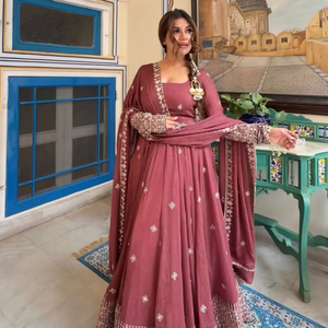 Magnifique robe Anarkali indienne pakistanaise en tissu de soie Chanderi, avec broderie fantaisie, pour mariage, occasions décontractées, vêtements traditionnels pour femmes - Product Image 1
