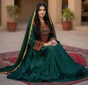 Robe de mariée vintage élégante en mousseline verte, longueur ras du sol, broderie artisanale, garniture dorée, matériaux recyclés, infroissable - Product Image 1