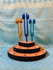 Support de diapason en bois pour la sonothérapie |   Étagère de présentation en bois naturel pour 25 fourchettes |   Guérison sonore.. - Product Image 4