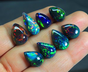 Opale noire éthiopienne attrayante, forme poire, éclat arc-en-ciel, opale noire chatoyante, taille 6-7 carats, cabochon - Product Image 5