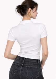 Vente en gros de hauts de mode pour femmes, essentiels au quotidien, coupe ajustée, parfait pour un style décontracté, basique mais de haute qualité. - Product Image 6