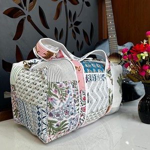 Floral Print Quilted Duffel Bag With Shoulder <b>Strap</b> Large Capacity Travel Weekender Bag Textile Material Zipper Closure - Product Image 5