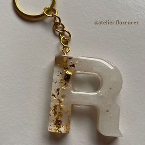 Porte-clés personnalisé en résine époxy fait main avec un pendentif lettre unique, accessoire de porte-clés élégant et personnalisé - Product Image 3