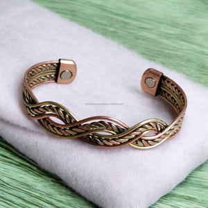 Bracelet manchette en laiton Pure Aura-Bracelet magnétique de qualité supérieure pour le soulagement de la douleur Désintoxication et bien-être Cadeau classique - Product Image 1