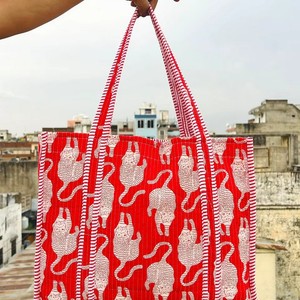 Bolso de hombro acolchado de algodón con estampado floral artístico hecho a mano, diseñado para uso diario, viajes y fácil transporte. - Product Image 6