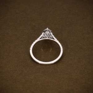 Bague solitaire halo vintage en or blanc 14 carats avec diamant de laboratoire en forme de poire de 1 carat, certifié IGI E VVS2, pour mariage, anniversaire ou fiançailles - Product Image 2