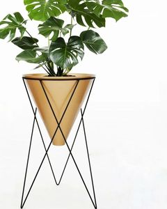 กระถางดอกไม้โลหะสีดำทันสมัยพร้อมขาตั้งสีทอง ดีไซน์วงกลม สำหรับตกแต่งภายใน สไตล์มินิมอล - Product Image 2