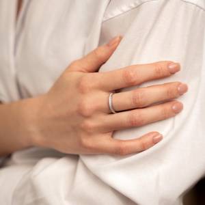 Anillo de Media Eternidad Clásico con Moissanita de Corte Redondo, Anillo de Boda Original de Plata 925 para Mujer, Regalo Fino - Product Image 3