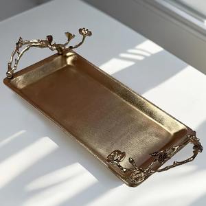 Plateau de toilette élégant en aluminium doré de la collection Vintage Rose avec poignées sculptées en forme de branche florale - Product Image 3