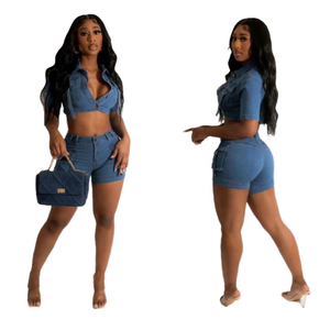 Conjunto de 2 piezas de shorts de mezclilla sólida para mujer con bolsillos, top sin mangas con cuello halter, ajuste ceñido, estilo casual para primavera/verano, por encima de la rodilla - Product Image 1