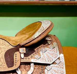 Silla de montar western de cuero hecha a mano con detalles plateados y grabado floral, equipo ecuestre premium - Product Image 4