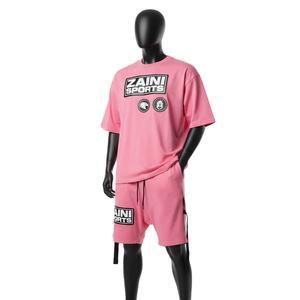 ชุดเสื้อยืดและกางเกงขาสั้นผู้ชาย ผ้าคอตตอนผสมโพลีเอสเตอร์ น้ำหนักเบา 200 GSM สีชมพู พร้อมโลโก้แบบรีดร้อน - Product Image 4