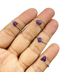 Anillo de Plata de Ley 925 Hecho a Mano al por Mayor con Engaste de Bisel y Piedra Preciosa de Amatista en Bruto, Regalo de Boda y San Valentín para Mujer - Product Image 1
