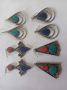 Nuevos pendientes etnológicos Dingle con coral y perlas de agua dulce, aleación de metales preciosos, hechos en Nepal. - Product Image 4