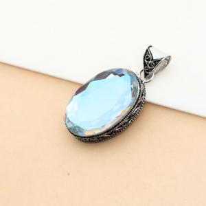 Colgante Artesanal de Topacio Místico con Baño de Plata – Brillante y Atemporal - Product Image 2