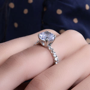 Hermoso Anillo de Compromiso de Plata con Corte Cojín, Elegante y Brillante, con Banda Pavé, Plata de Ley 925, Anillos para Mujer para Usar en Fiestas - Product Image 1