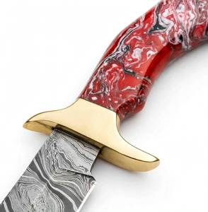 Couteau robuste à lame fixe en acier Damas, outil utilitaire extérieur, manche en résine marbrée rouge, garde en laiton - Product Image 6