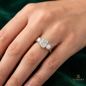 Elegante Anillo de Aniversario con Tres Piedras de Corte Radiante, Diamantes Laterales Redondos, Banda Sólida con Engaste de Garras, Joyería de Boda Atemporal - Product Image 1