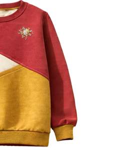 Sweat-shirt personnalisé pour femme en molleton doux, col rond, avec broderie, coloris rouge moutarde et colorblock, idéal pour l'hiver - Product Image 4