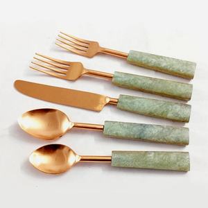 Vente en gros Hôtel vintage en or rose avec poignée en résine verte aspect royal Ensemble de couverts de haute qualité pour la maison de mariage - Product Image 1