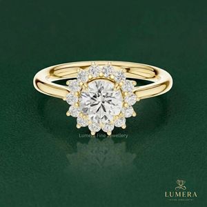 Anillo de compromiso de oro amarillo con halo floral de rayos de sol y banda lisa, diamante redondo brillante cultivado en laboratorio, anillo de joyería fina - Product Image 2