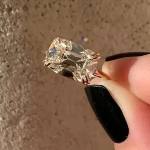 Bague de fiançailles classique pour femme Tishya Diamond 4.00Ct, taille coussin, sertie à griffes, en or jaune massif 14 carats, provenance mine ancienne - Product Image 5