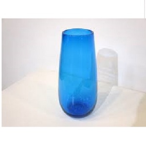 Vase en résine artisanal MOON RISE CRAFT, style Art déco moderne, durable, écologique, noir brillant irrégulier avec touches dorées, pour présentation florale sur table - Product Image 1